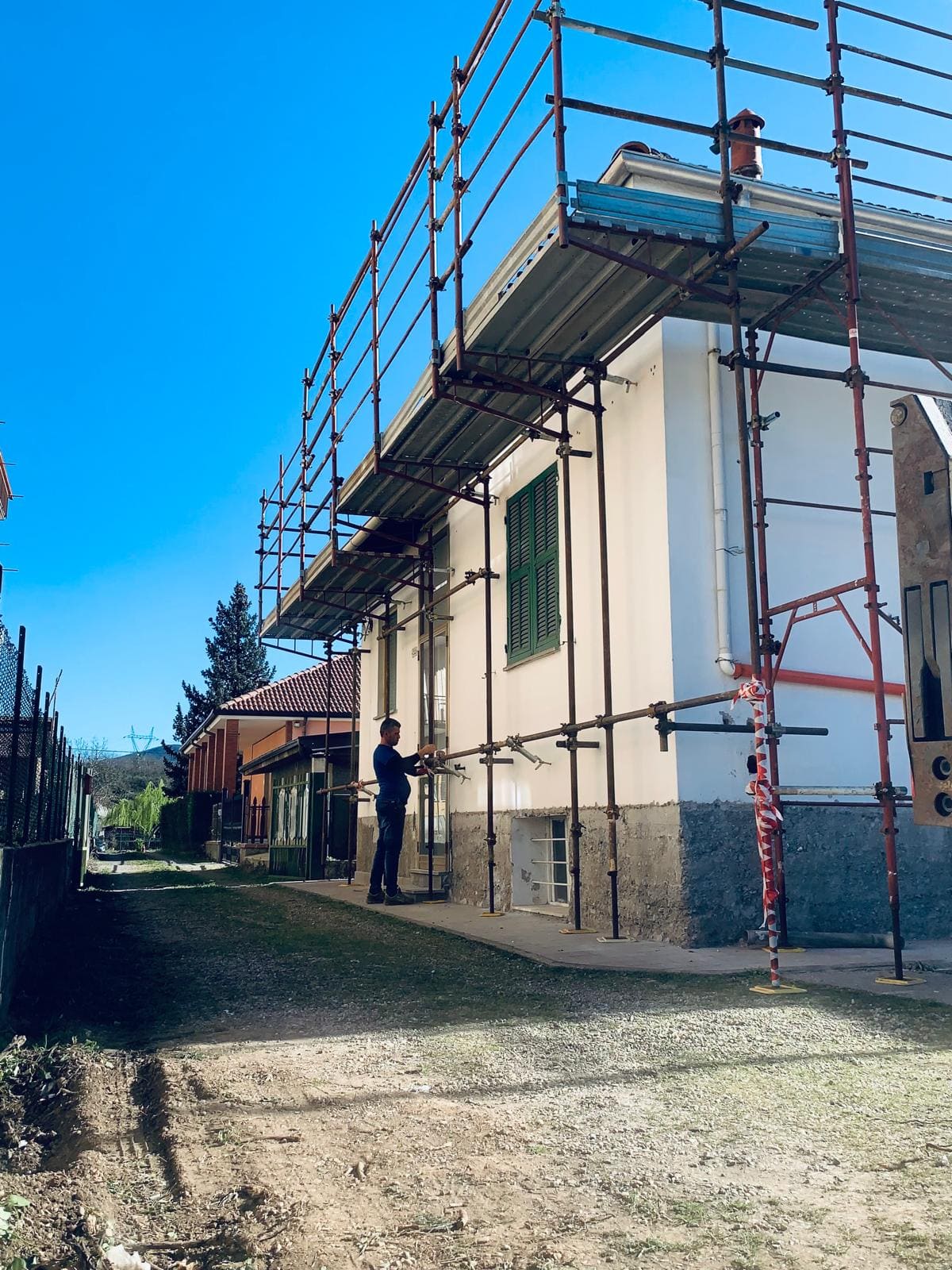 Ponteggio a tubo e giunto montato da Giuseppe De Luca – Novi Ponteggi